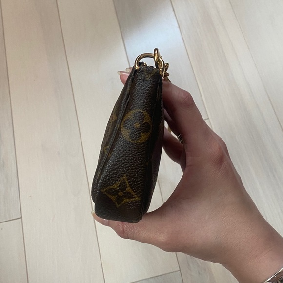 Louis Vuitton mini pochette accessories with monogram strap - Picture 6 of 15